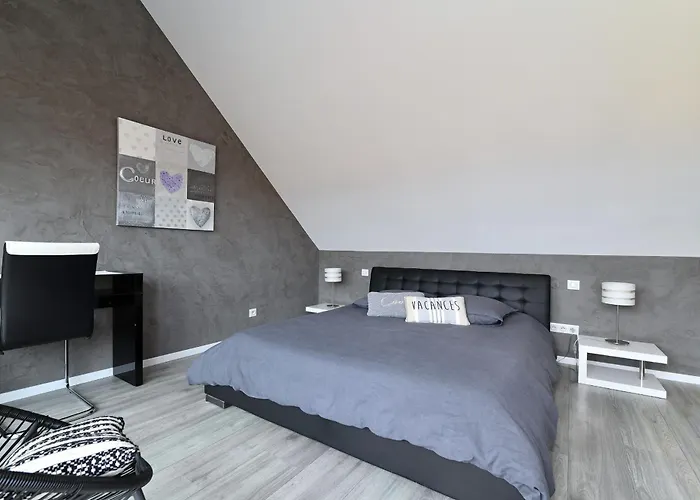 Contemporain L'hirondelle Guémar